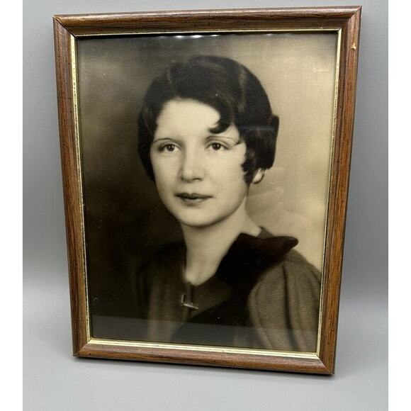 Photograph The Ultimate Flapper Antique 1920s Formal Portrait Wood Gold Edging - Picture 1 of 8